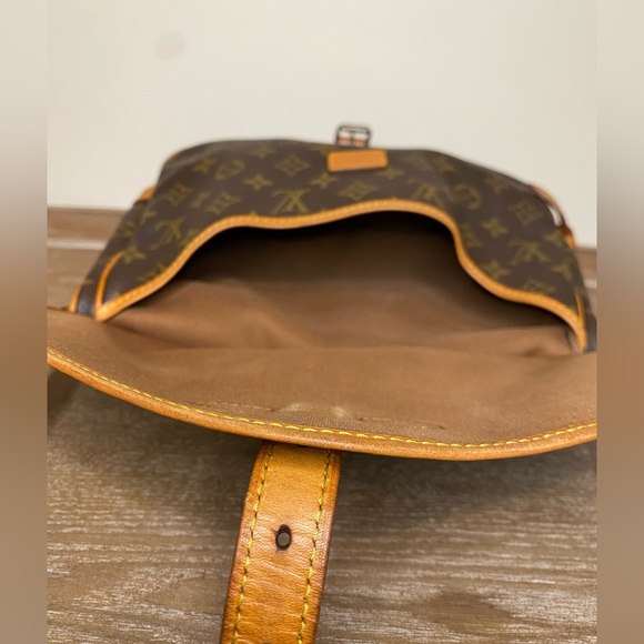 LOUIS VUITTON Saumur 35 Monogram Messenger Shoulder Bag - Picture 9 of 12